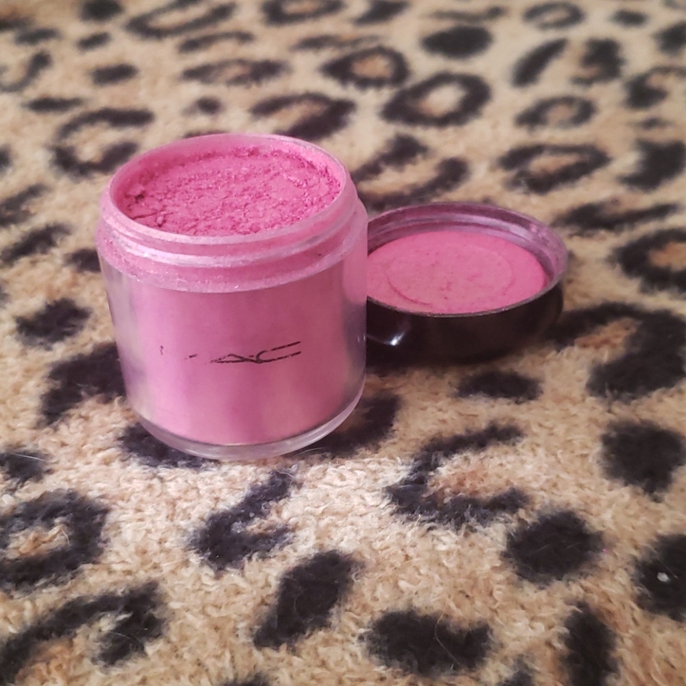 MAC PIGMENT in original full size in FUSCHIA
